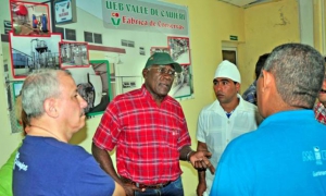 visita Salvador Valdés Valle de Caujerí, foto tomada del periódico Venceremos