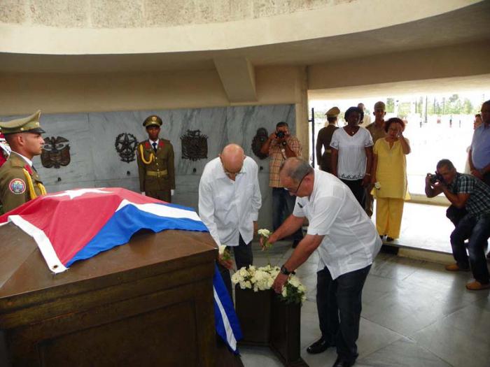 Lázaro Expósito (derecha) y Antonio Moltó, encabezaron el homenaje a Martí en el Día de la Prensa Cubana.