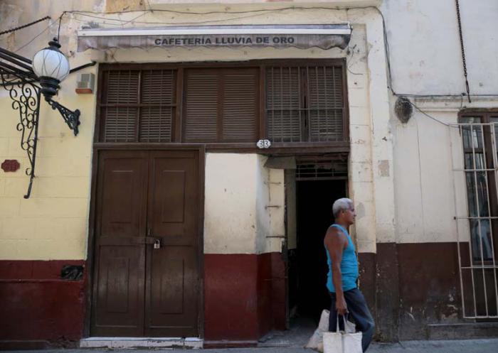 Todavía está en pie la casa donde transcurrió la infancia de Julio Antonio Mella. Es un viejo edificio colonial marcado hoy con los número 311 y 313 de la calle Obispo.
