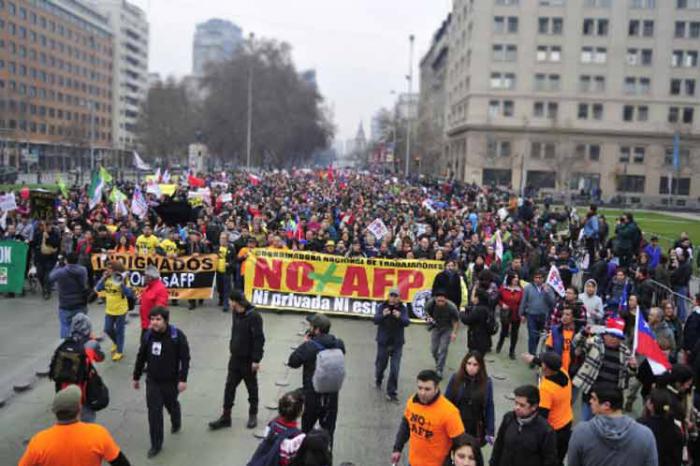 En Chile millones de personas marchan contra las Aseguradoras de Fondos de Pensiones.