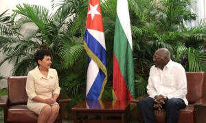 Presentanción en el Consejo de Estado de las Cartas Credenciales de la embajadora de la República de Bulgaria, Sra. Maria Nedialkova Donska. Salvador Valdés Mesa, vicepresidente de los Consejos de Estado y de Ministros y Bruno Rodríguez Parrilla presidier