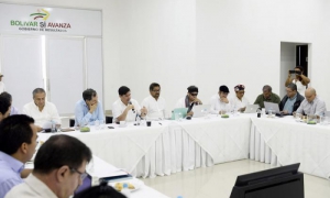 Durante los dos días de reuniones se acordó diseñar y fundar el Pacto Político Nacional que busca comprometer a los colombianos a dejar las armas fuera de la política. Foto: EFE