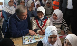 Guterres visitó un campo de refugiados en Jordania.