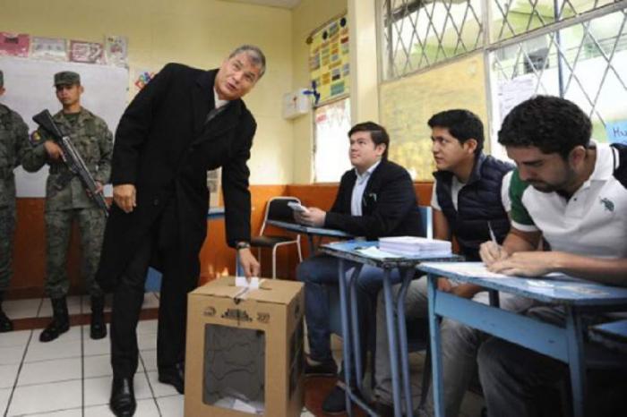 El presidente saliente, Rafael Correa, ejerce su derecho al voto en una escuela en Quito. 