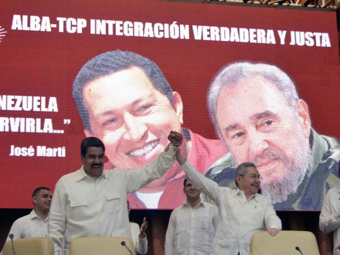 El Presidente de los Consejos de Estado y de Ministros Raúl Castro Ruz y el Presidente de la República Bolivarina de Venezuela, en el acto de solidaridad con Venezuela, tras el XV Consejo Político del ALBA, celebrado en La Habana, el 10 de abril del 2017