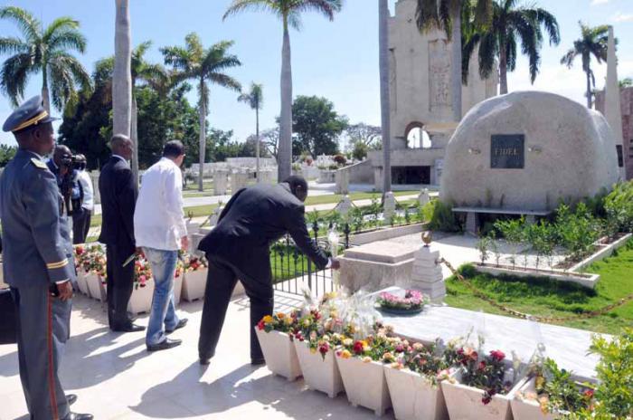 Primer ministro del Congo rinde homenaje a Fidel en el cementerio de Santa Ifige