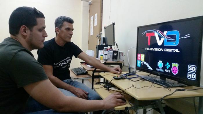 Reinier Millo, en primer plano, y Carlos Morell, dos de los especialistas que laboran en el avezado proyecto.