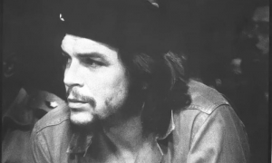 Ernesto che Guevara (1928-1967) fue un combatiente revolucionario, estadista, escritor y médico argentino-cubano. Su vida, conducta y su pensamiento se han convertido en paradigma de millones de hombres y mujeres en todo el mundo.