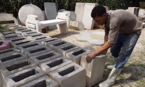 Una muestra de los 16 elementos de hormigón que se elaboran en el taller que dirige Rogelio López Estévez. 