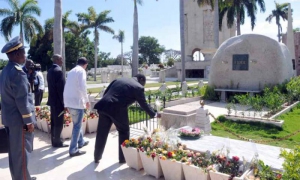 Primer ministro del Congo rinde homenaje a Fidel en el cementerio de Santa Ifige