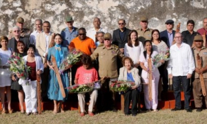 Personalidades que recibieron la réplica del machete Maximo Gómez.. foto: ismael batista ramírez