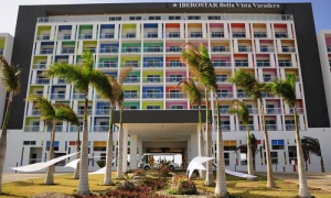 fachada del hotel iberobellavista varadero