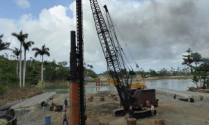 Intenso es el trabajo de hincado de los pilotes.