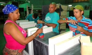 La brigada de pintura, determinante en el buen acabado de los muebles. 
Foto: José Luis Martínez