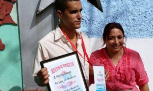 La primera secretaria el Comité Nacional de la UJC, Susely Morfa González, miembro del Comité Central del Partido y del Consejo de Estado, entregó el reconocimiento y la credencial.