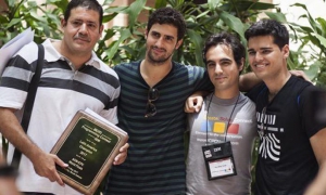 De izquierda a derecha, Alfredo Somoza (entrenador), Ariel Cruz, Eloy Pérez y Marcelo Fornet, campeones latinoamericanos de programación competitiva.