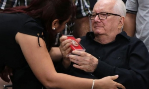 Susely Morfa entrega a Armando Hart la Medalla 55 Aniversario de la UJC. foto: Yaimí ravelo