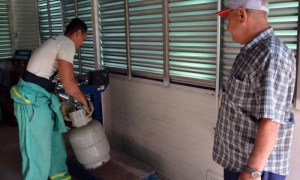 Clientes adquieren cilindros de gas licuado luego de contratar el servicio de venta liberada, iniciado en Bayamo, Granma, este 5 de junio.