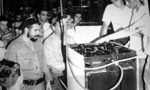 Momento en que el Che realiza una de sus frecuentes visitas a la Inpud Primero de Mayo. 