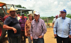 En Cabaiguán, Machado Ventura intercambió con productores beneficiados con la entrega de tierra en usufructo. Foto: Vicente Brito