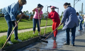 En los barrios y comunidades, la población apoya con entusiasmo las jornadas de higienización. 