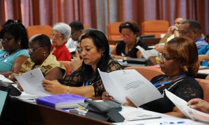 9no período ordinario de sesiones de la ANPP de la VIII Legislatura, comisión de Atención a los Servicios con el tema de MINCIN con la presencia de la ministra del sector Mary Blanca Ortega Barredo, así como de Antonio Enrique Lussón Batle, vicepresidente