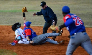 Yordan Manduley (#42) de Granma pone out en segunda base a Julio Pablo Martínez, de Ciego de Ávila, durante el primer juego de la final de la 56 Serie Nacional de béisbol en el Estadio José Ramón Cepero, el miércoles 18 de Enero de 2017, Ciego de Ávila, C