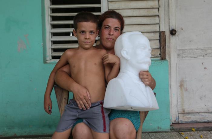 José Daniel de la Torre Sampier, el busto de José Martí, su mamá y amigos, en Punta Alegre, Ciego de Ávila.