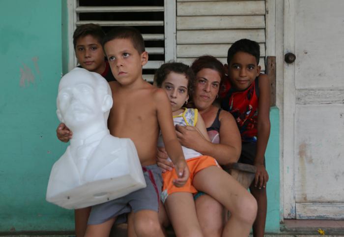 José Daniel de la Torre Sampier, el busto de José Martí, su mamá y amigos, en Punta Alegre, Ciego de Ávila.