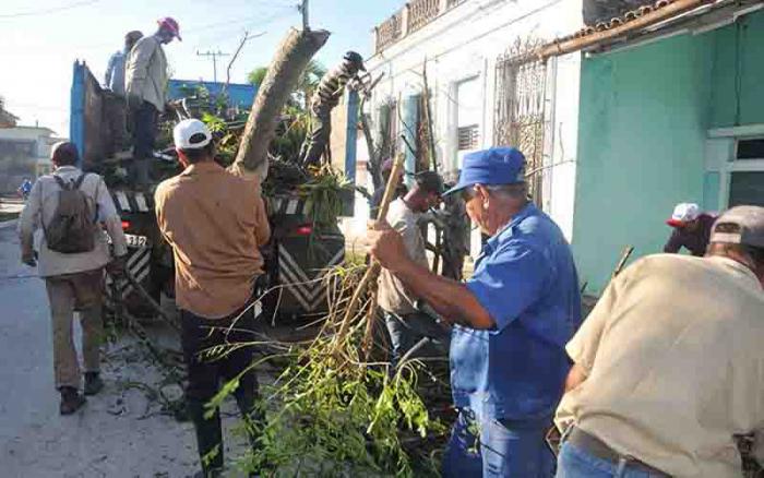 En Villa Clara los vecinos colaboraron para borrar las huellas de Irma. foto: Ramón barreras