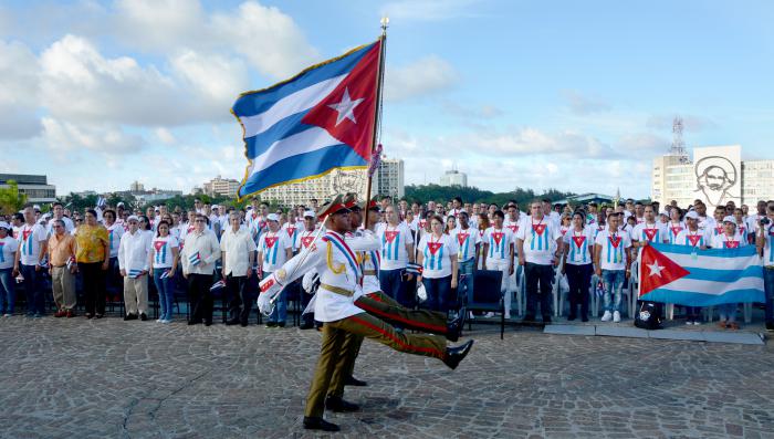 Festival Abanderan Delegación  Mundial de la Juventud y los estudiantes Sochi 2017 Jose Ramon Machado Ventura segundo secretario del PCC y Sucely Morfa secretaria de la ujc nacional.