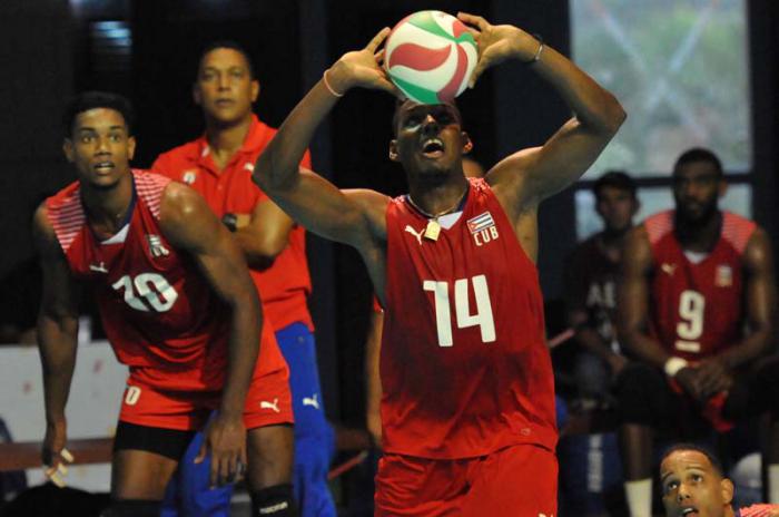 El dúo del pasador Adrián Goide (derecha) y el opuesto Miguel David Gutiérrez fue esencial en la clasificación cubana. 