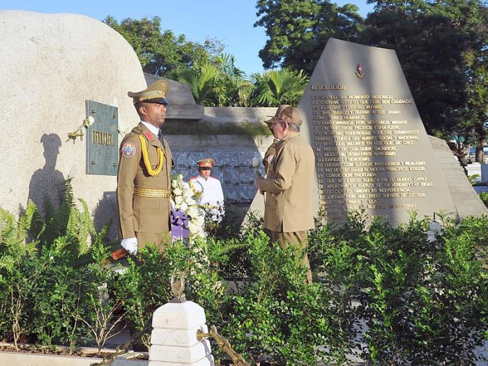 Raúl Castro rinde homenaje a Fidel en el primer aniversario de su desaparición física. 