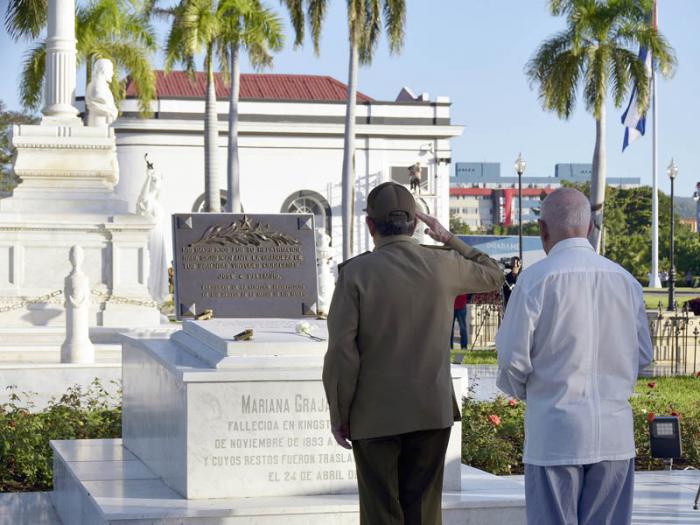 Hasta el sitio donde reposan los restos de Mariana Grajales, Madre de la Patria, llegó el saludo solemne del General de Ejército.