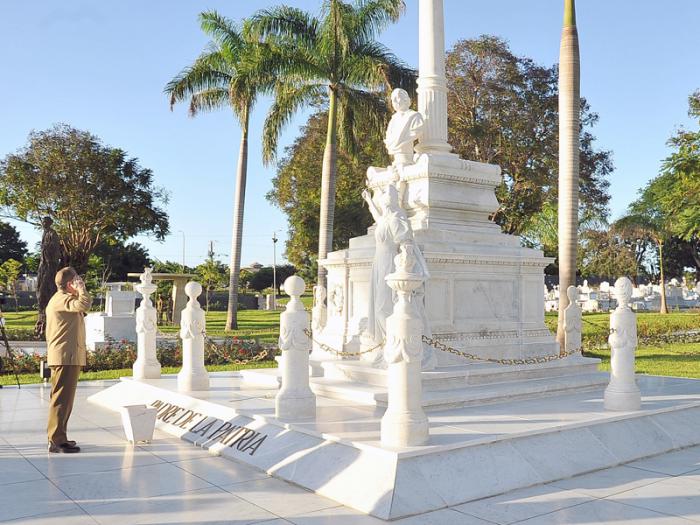 Raúl en el tributo ante Carlos Manuel de Céspedes, Padre de la Patria. fotos: estudios revolución
