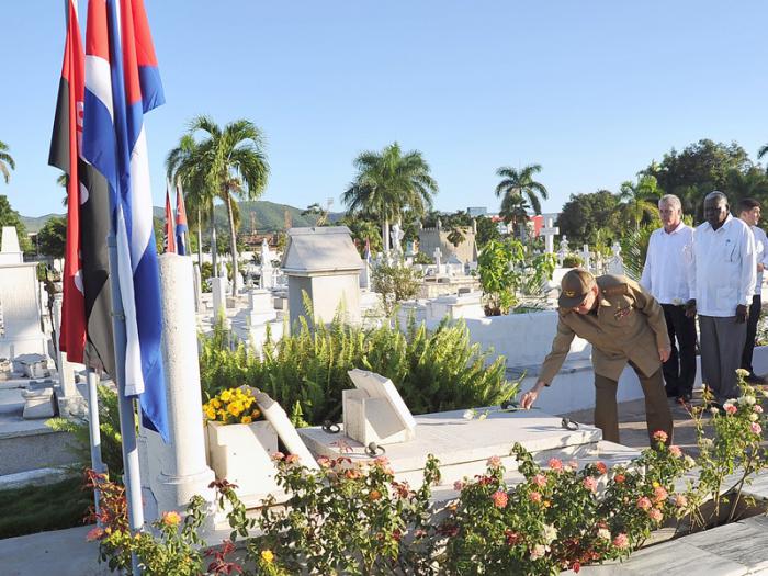 Raúl y miembros del Buró Político le rinden homenaje a Frank y Josué País.