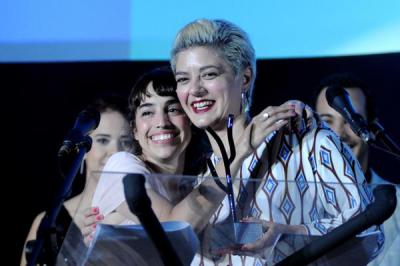 La argentina Anahí Berneri (D), directora de la película Alanis, al recibir el Premio Coral al Mejor Largometraje de Ficción, dijo:«Este Festival siempre ha estado en mi carrera y es una necesidad que exista para que nos veamos».