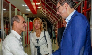 El Presidente de la República de Serbia, Aleksandar Vu?i?, llegò en la tarde de este miércoles a Cuba en visita oficial, recibido en el Aeropuerto Internacional José Martí por Rogelio Sierra Díaz, Viceministro de Relaciones Exteriores de la República de