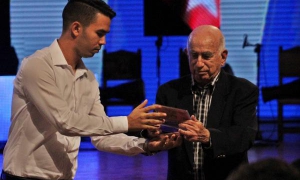 El presidente de la FEU le entrega a Machado la condición de Miembro de Honor de la organización.