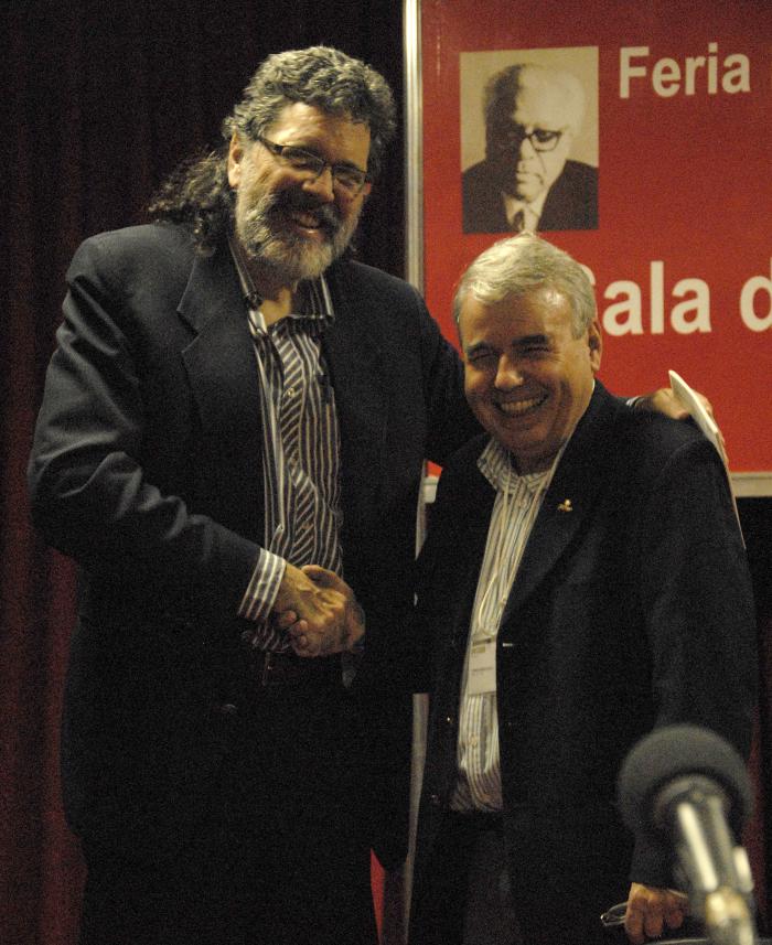 27 Feria Internacional del Libro de la Habana; Cuba 2018; La Cabaña; Sala Nicolás Guillén; Entrega de Premio Nacional de Ciencias Sociales y Humanisticas 2017 a Sergio Guerra Vilaboy; historiador; investigador y profesor de Historia de América Latina en la Universidad de la Habana (D), Abel Prieto Jimenez Ministro de Cultura (I)