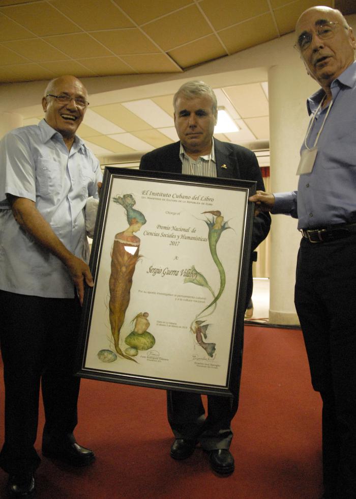 27 Feria Internacional del Libro de la Habana, Cuba 2018, La Cabaña, Sala Nicolás Guillén,Entrega de Premio Nacional de Ciencias Sociales y Humanisticas 2017 a Sergio Guerra Vilaboy,  historiador, investigador y profesor de Historia de América Latina en la Universidad de la Habana (C)