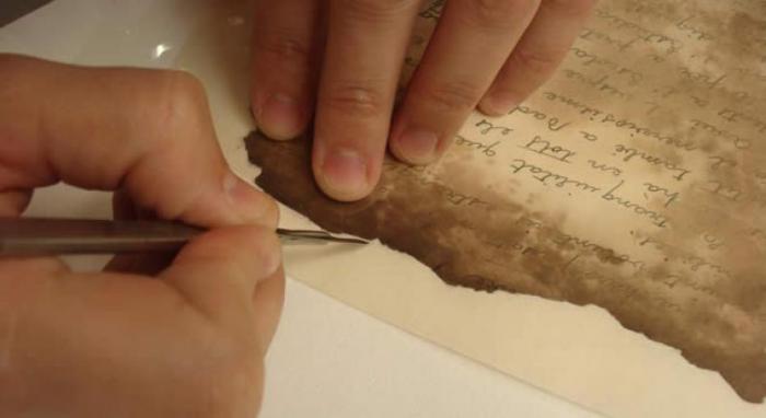 El documento con la firma de los mambises solicitando el reconocimiento de la Virgen de la Caridad del Cobre como patrona de Cuba es uno de los tesoros comprendidos en los 28 kilómetros lineales de manuscritos que preserva el Archivo Nacional de la República de Cuba. Foto de archivo