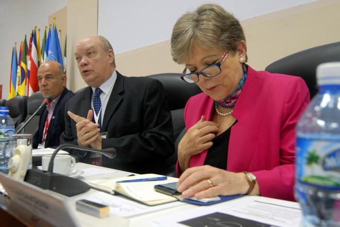 Trigésimo Séptimo Período de Sesiones de la CEPAL, cuarto día de sesión, Presentación del documento de posición de la CEPAL, La Ineficiencia de la Desigualdad, Luis Fidel Yáñez Oficial a cargo de la secretaria de la comisión (I),comentarios sobre el documento por Rodrigo Malmierca Díaz Ministro de Comercio Exterior e Inversión Extranjera en Cuba(C),Alicia Bárcena Secretaria Ejecutiva de la CEPAL(D)