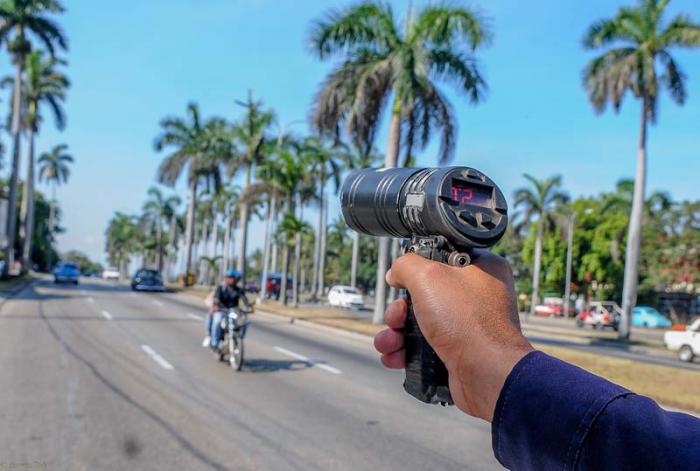 Reportaje sobre causas y condiciones que originan accidentes del tránsito, efectivos de la PNR trànsito chequean lìmites de velocidad en los vehìculos en carreteras y en la ciudad, asì como estado tècnico de los mismos