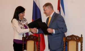 El 13 de abril del 2017, el embajador  Mikhail Kamynin (derecha) firmó un memorando junto a María El memorando y firma el acuerdo fueron firmado por el Excmo. Sr. Mijail Kaminin embajador de la Federación Rusia a la derecha y Excma. sra. Maria Machicado r