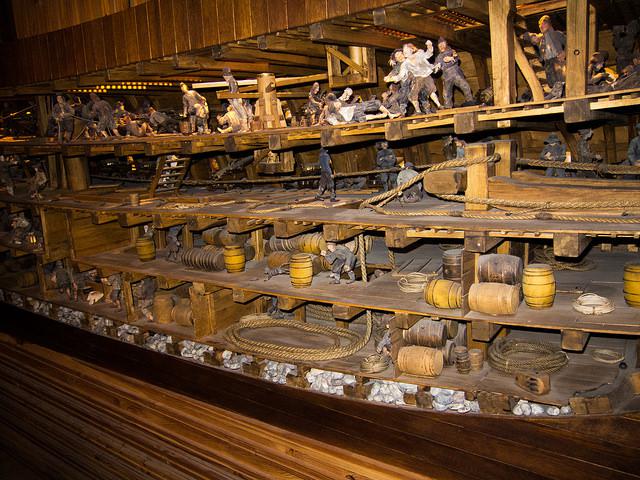 Maqueta del interior del galeón con sus dos pisos de cañones. Imagen de Thomas Quine