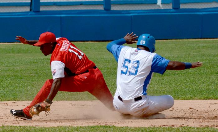 Beisbol Serie 58 IND vs Santiago D Cuba Jugada en 2da base para ilustrar