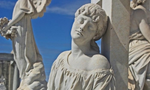 La Bella Durmiente, célebre pieza de un escultor italiano asociada con varias leyendas, a la memoria de María Josefa Álvarez Miró, fallecida el 16 de julio de 1907, a los 24 años.