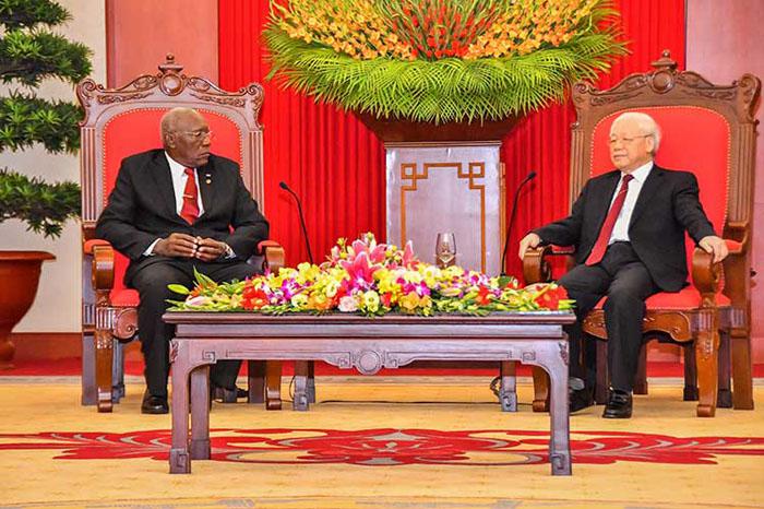 lider partidista de vietnam rrecibe a Valdés Mesa