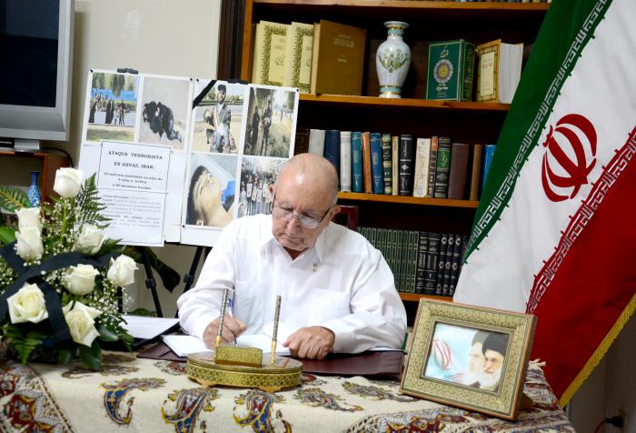 Firma Libro de condolencias en la embajada de la República Islámica de Irán
Vicepresidente del Consejo de Ministros Ulises Rosales del Toro